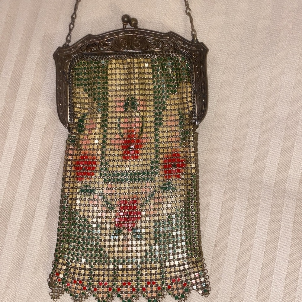 Beautiful antique Whiting and Davis art deco bag
